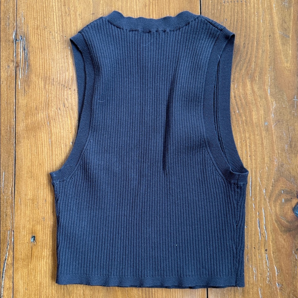 Aritzia cropped top medium - Picture 2 of 3